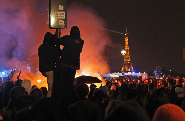 Ola de disturbios contra reforma de las pensiones en Francia