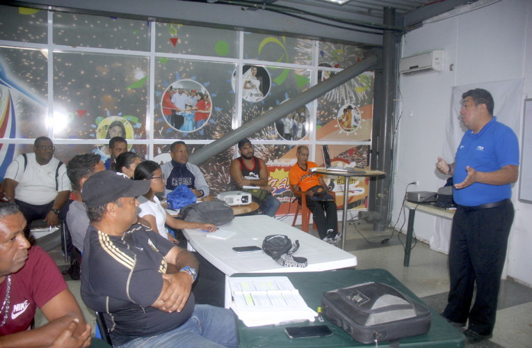 Dictan curso de arbitraje de voleibol en La Guaira