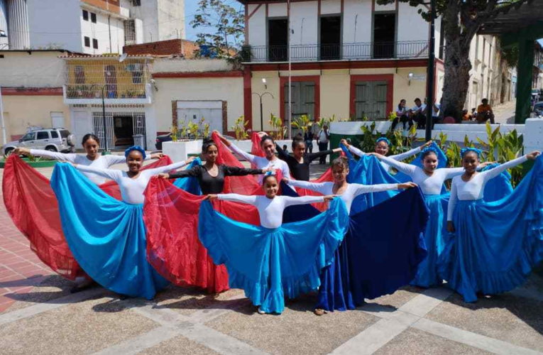 Escuelas realizaron Compartir Cultural en la Plaza Vargas