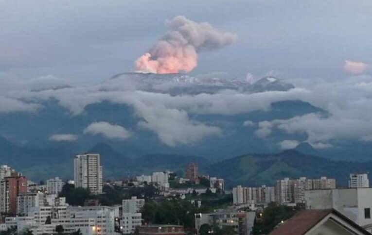 Inician evacuación de familias por actividad del volcán Nevado del Ruiz