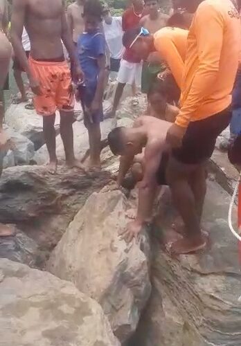 Muchachos que se bañaban en la playa B de Macuto casi pierden la vida