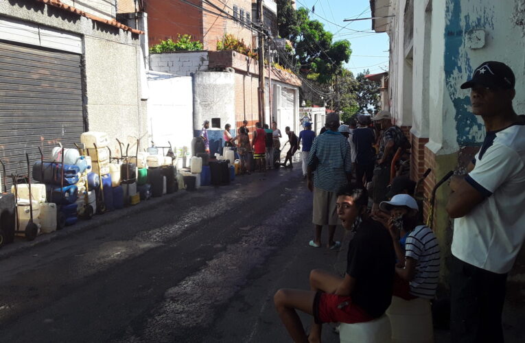 Vecinos de Maiquetía y Pariata se surten de agua en el Hotel Ovetense