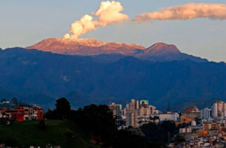 Alerta naranja por volcán Nevado del Ruiz en Colombia