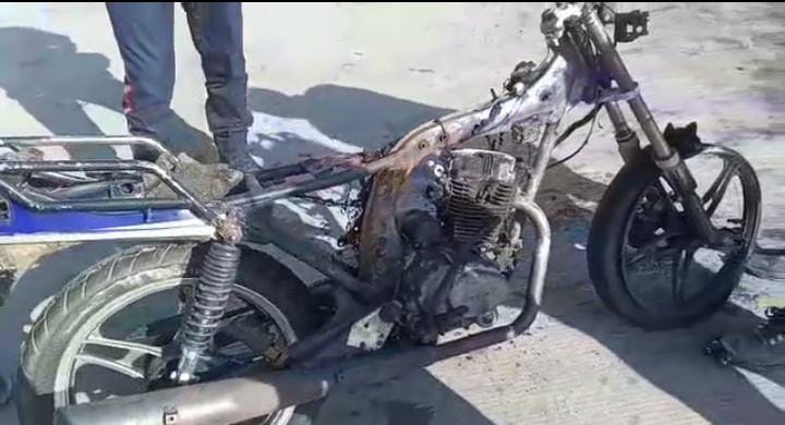Mototaxista se quedó sin sustento luego de incendiarse su moto