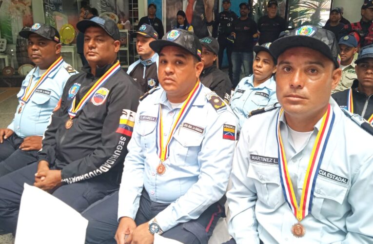El Gobernador condecoró a 9 efectivos de la Policía de La Guaira