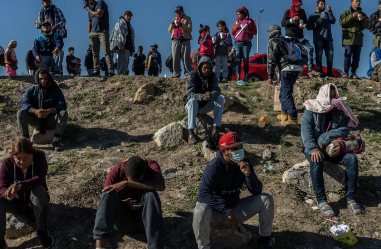 300 migrantes permanecen varados en zona fronteriza de Chile y Bolivia