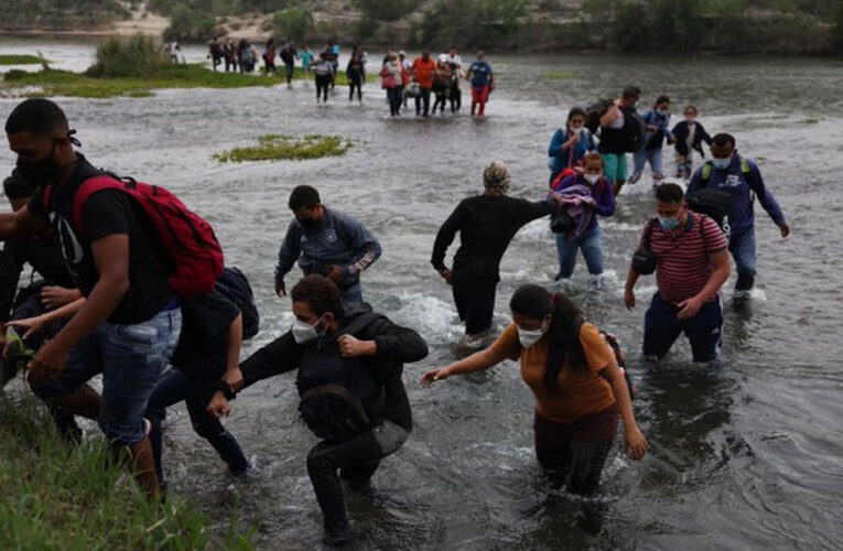Venezolana y su bebé casi se ahogan cruzando el Río Bravo