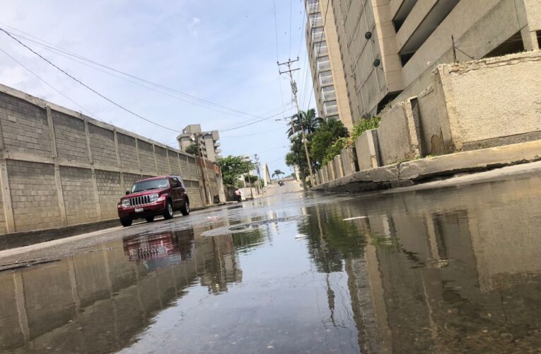 Calle principal de Puerto Viejo inundada de aguas negras