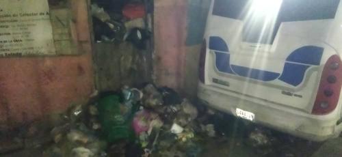 Vecinos denuncian acumulación de desechos sólidos