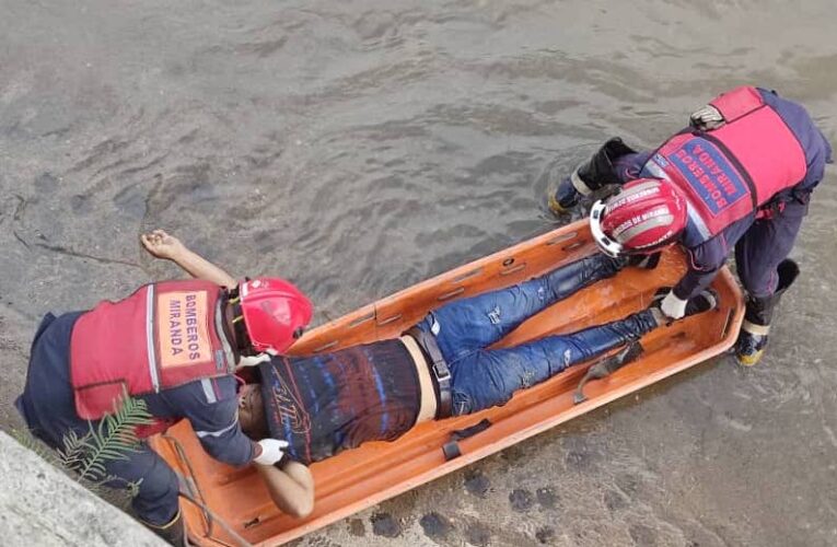 Muere mecánico tras caer a río en Los Teques