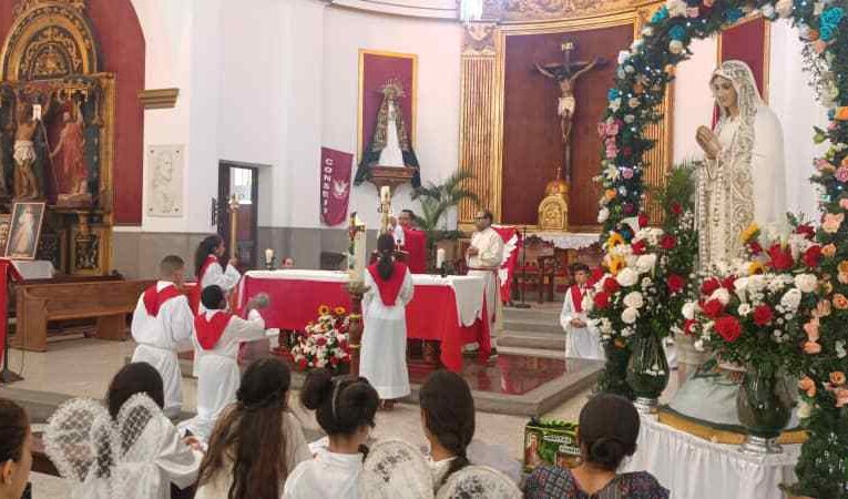 Niñas de la catequesis coronaron a la Virgen de Fátima en Macuto
