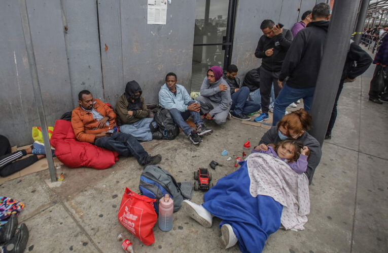 Acampan en cruce fronterizo esperando por asilo en EEUU