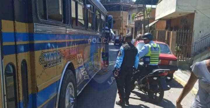 Una mujer resultó arrollada por un autobús en Carayaca