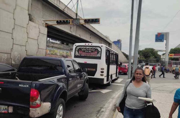 Parada de Maiquetía colapsó por buses en espera de pasajeros