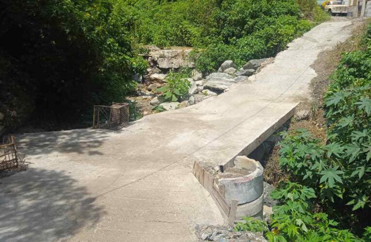 Por autogestión construyen puente en Piedra Azul