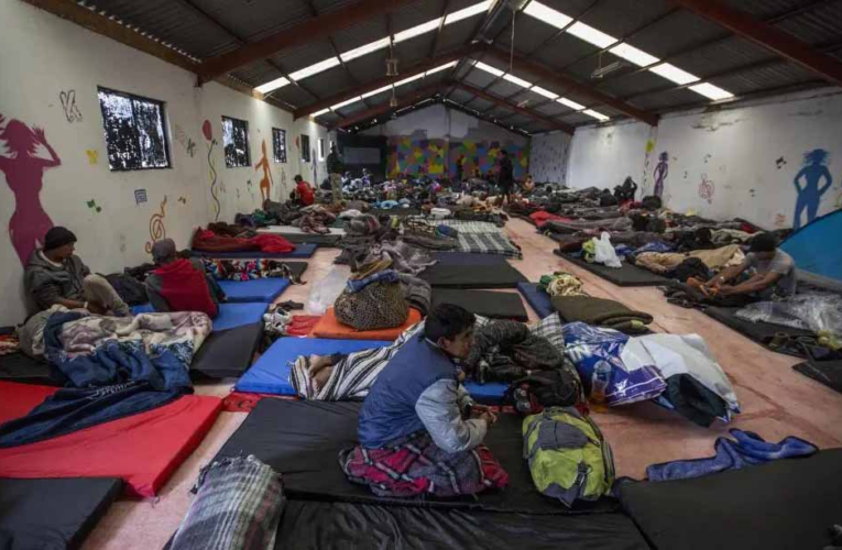 Migrantes llenan albergues en Tijuana tras fin de Título 42