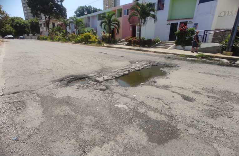 Huecos en Macuto ponen en riesgo vehículos y peatones