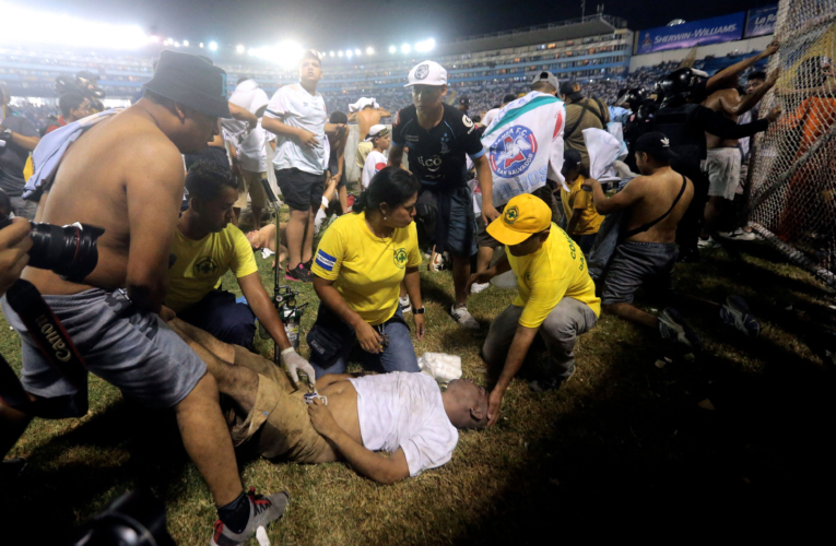 12 muertos y 100 heridos tras estampida en estadio de El Salvador