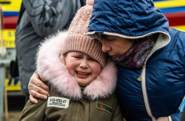 Ucrania evacúa a 366 niños de Jersón bombardeado por Rusia