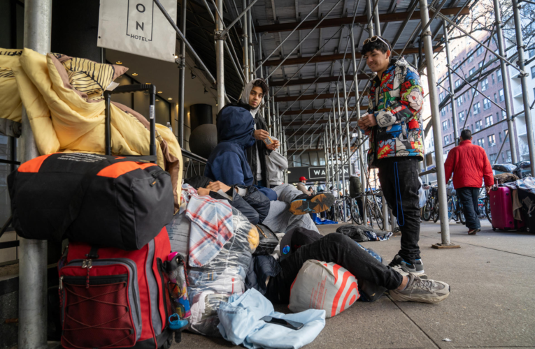Nueva York pide a tribunal suspender norma que le obliga acoger migrantes