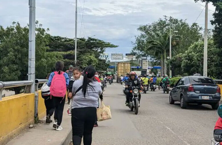 Taxis y autobuses venezolanos no están autorizados para cruzar a Colombia