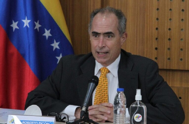 Roberto Picón renuncia a su cargo como rector del CNE