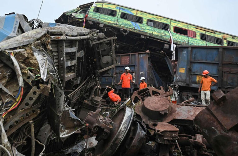 Falla humana provocó choque de trenes en India con 288 muertos
