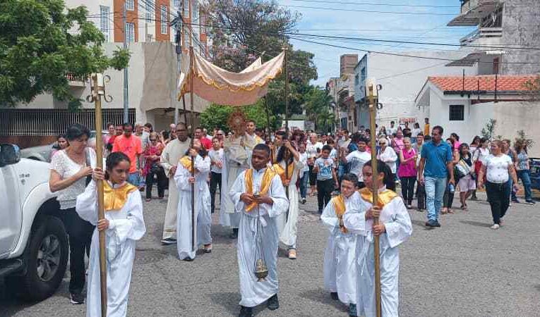 En Macuto sacaron en procesión al Santísimo Sacramento