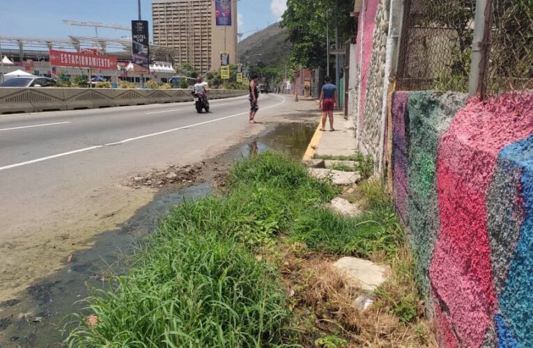 Colapsan aguas negras en recta de Punta de Mulatos