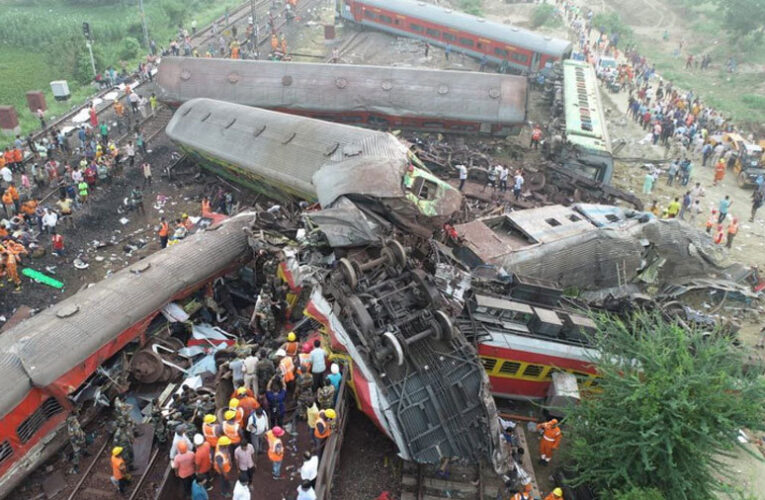 288 muertos y casi 1.000 heridos en insólito triple choque de trenes en India