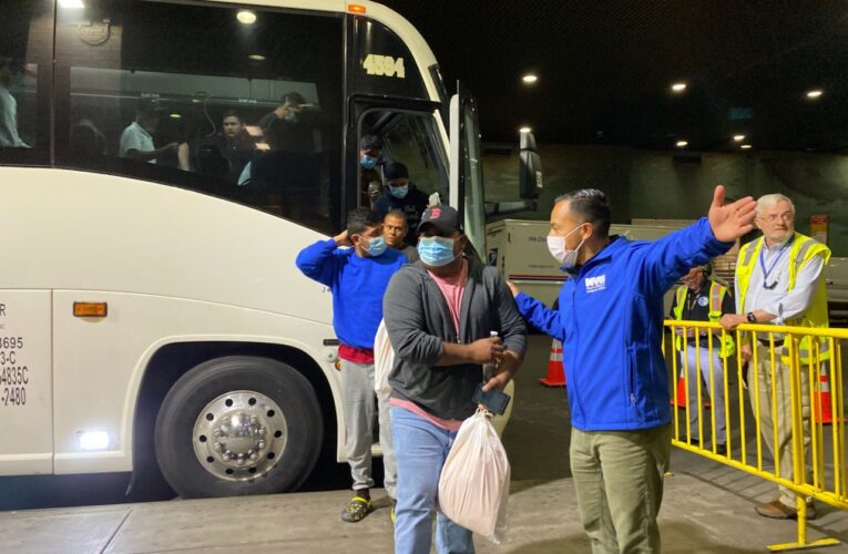 Gobernador de Texas envía autobús con 42 migrantes a Los Ángeles