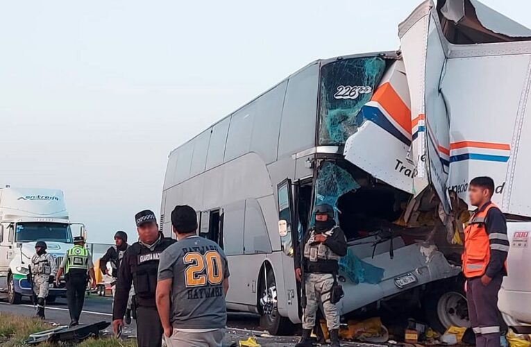 35 migrantes venezolanos heridos en choque de bus contra camión en México
