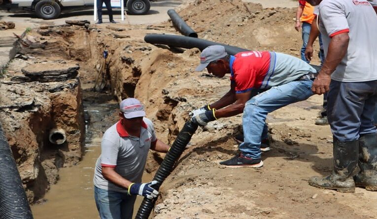 Sustituyen tubería de aguas servidas en La Atlántida