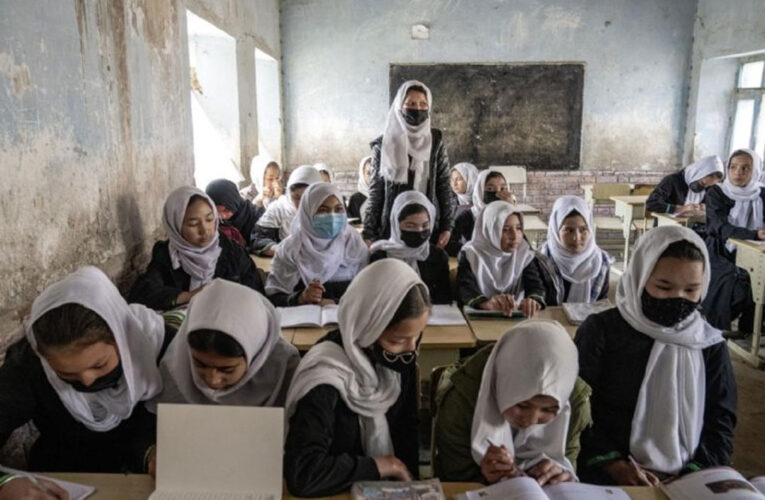 Talibanes envenenaron a 82 niñas en 2 escuelas de Afganistán