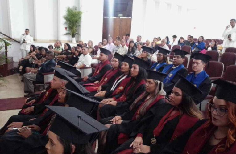 21 graduandos recibieron sus títulos en el Aula Magna de la Maritima