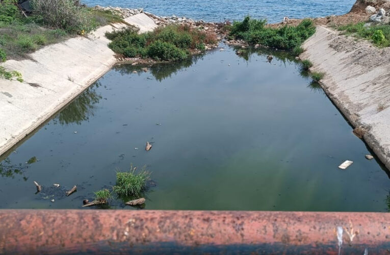 Persiste bote de aguas servidas en Macuto