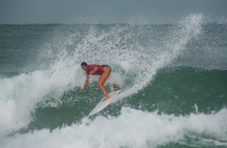 Adriana Cano destacó en surfing máster en Panamá