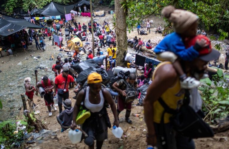Récord de migrantes que cruzan El Darién registra Panamá