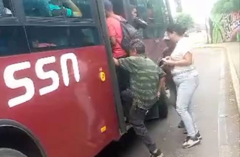 Choferes Sitssa de la Caracas-LaGuaira incurren en invasión de ruta
