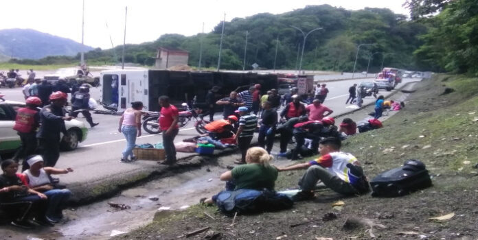9 heridos en vuelco de bus de la Caracas-Valencia en la ARC