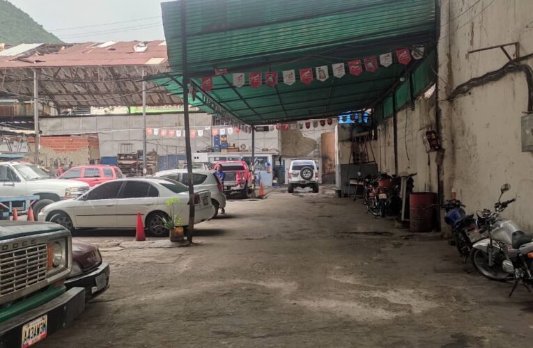 Un carro a la semana llega a taller de Maiquetía