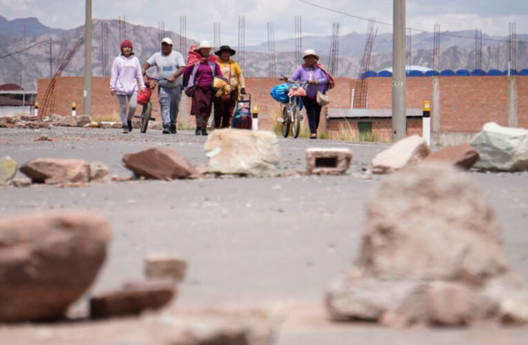 Puente entre Perú y Bolivia es bloqueado nuevamente por manifestantes