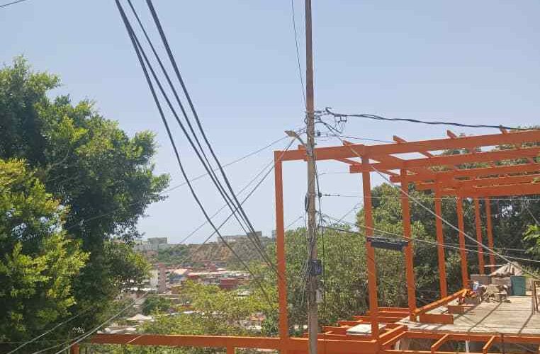 Poste de Corpoelec amenaza con destruir casas en Week End