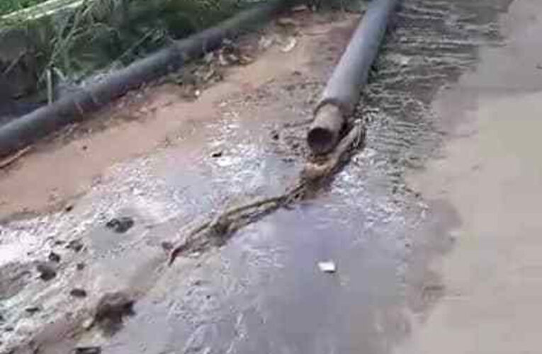 Bote de aguas residuales afectan a vecinos de Héroes de Tacoa