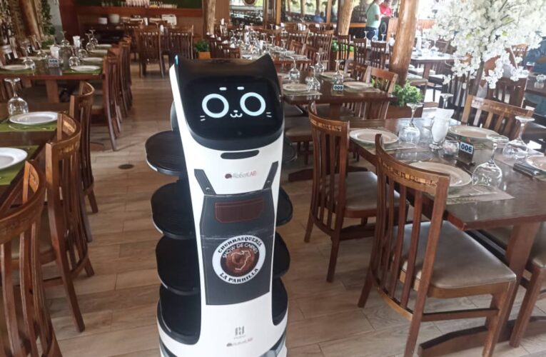 La robot Fátima es la sensación del momento en la Churrasquería