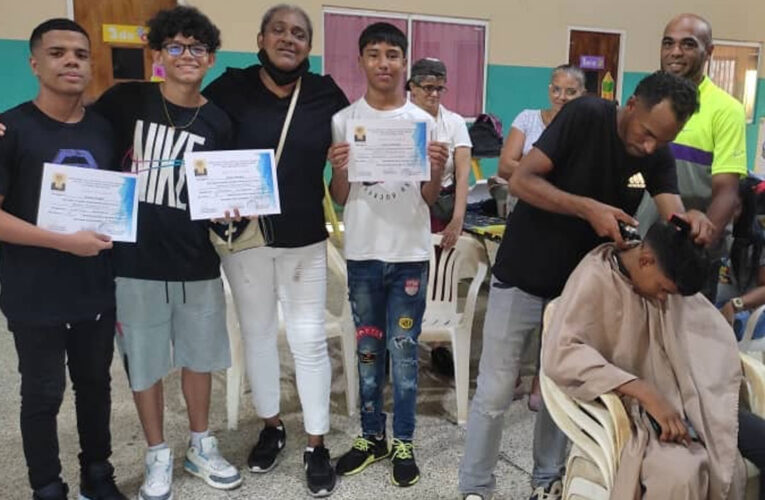Casa Scout y Amarilys Muñoz forman a jóvenes en curso de barbería y peluquería