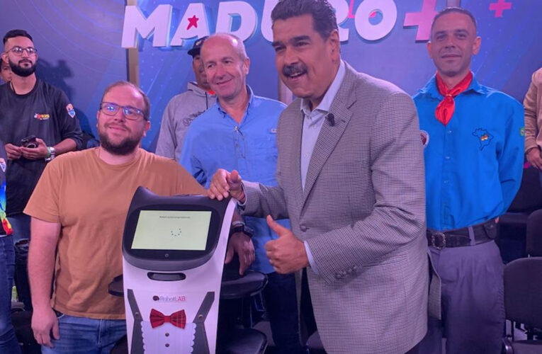 La mesonera-robot del Show de Carnes Brasil fue recibida en Miraflores