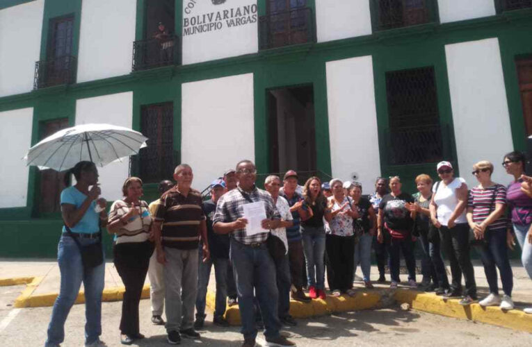 Jubilados de Contraloría Municipal protestaron para exigir sus derechos