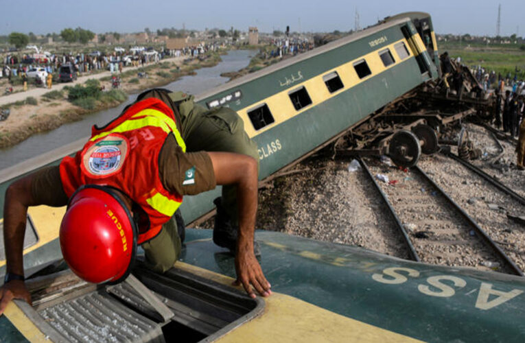 30 fallecidos y 67 heridos por descarrilamiento de tren en Pakistán