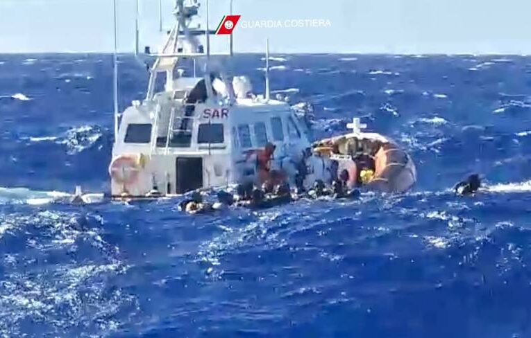 Buscan a 30 migrantes que naufragaron frente a las costas italianas
